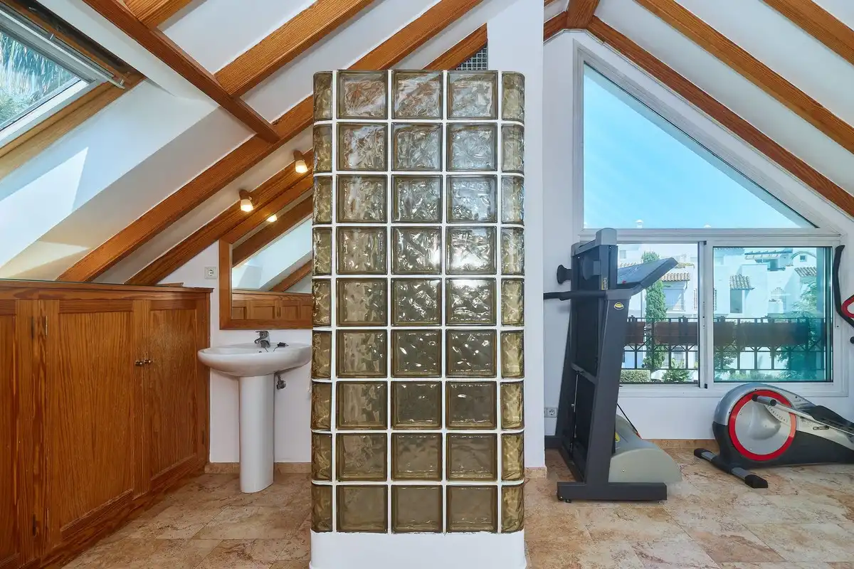 Baño de Casa adosada en venta en Marbella con Aire acondicionado, Jardín privado y Terraza