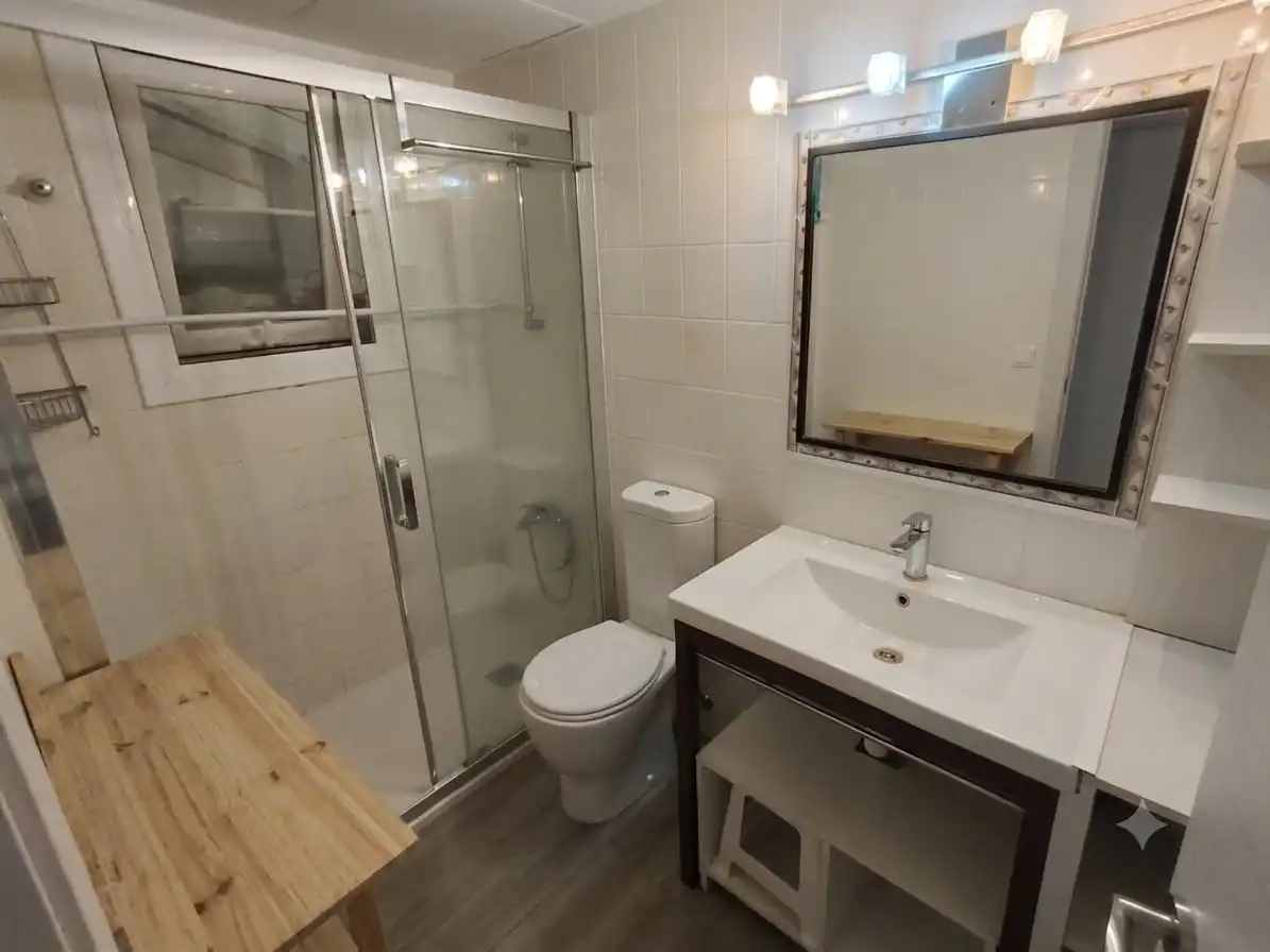 Badezimmer von Wohnung zum Verkauf in Pineda de Mar mit Klimaanlage und Heizung