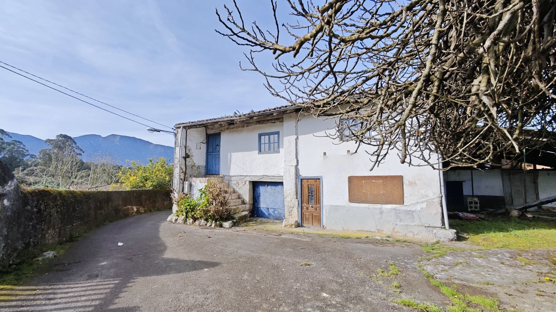 Vista exterior de Finca rústica en venda en Llanes amb Jardí privat