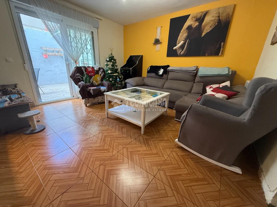 Sala d'estar de Casa o xalet en venda en  Madrid Capital amb Jardí privat