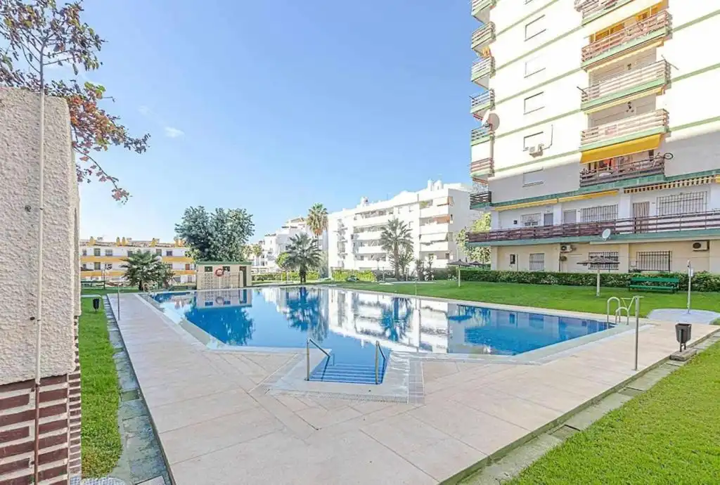 Piscina de Estudi en venda en Benalmádena amb Terrassa, Moblat i Piscina comunitària