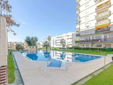 Estudi amb piscina en venda a Calle las Naciones