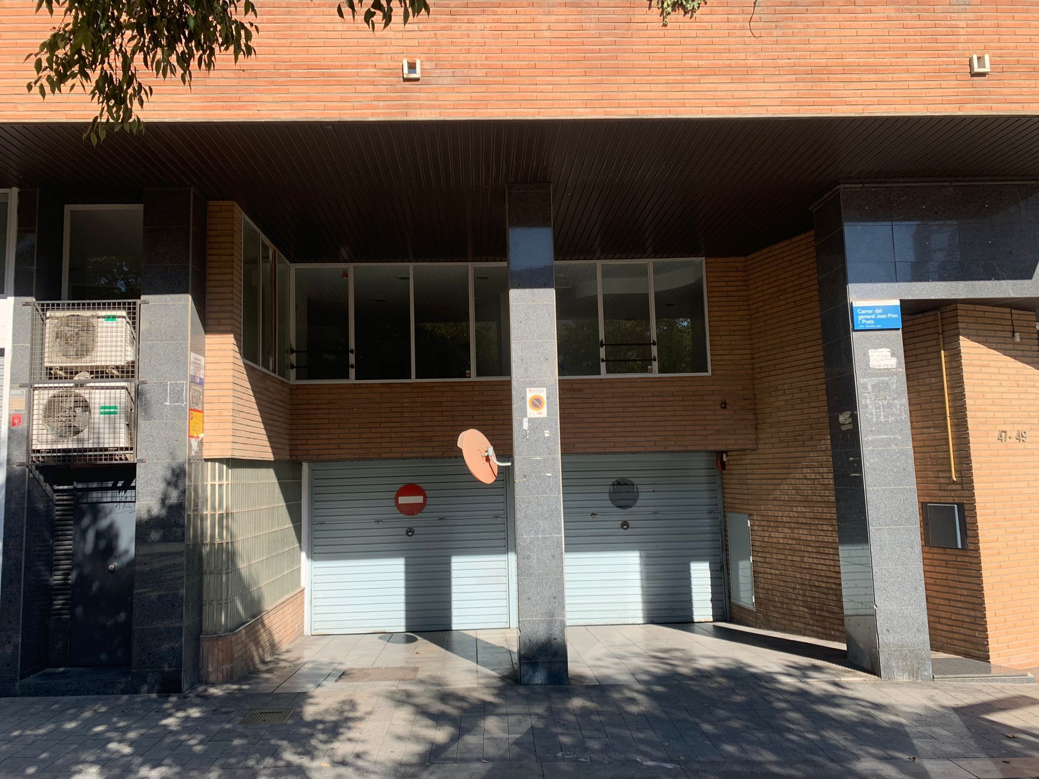 Vista exterior de Garatge en venda en Cornellà de Llobregat