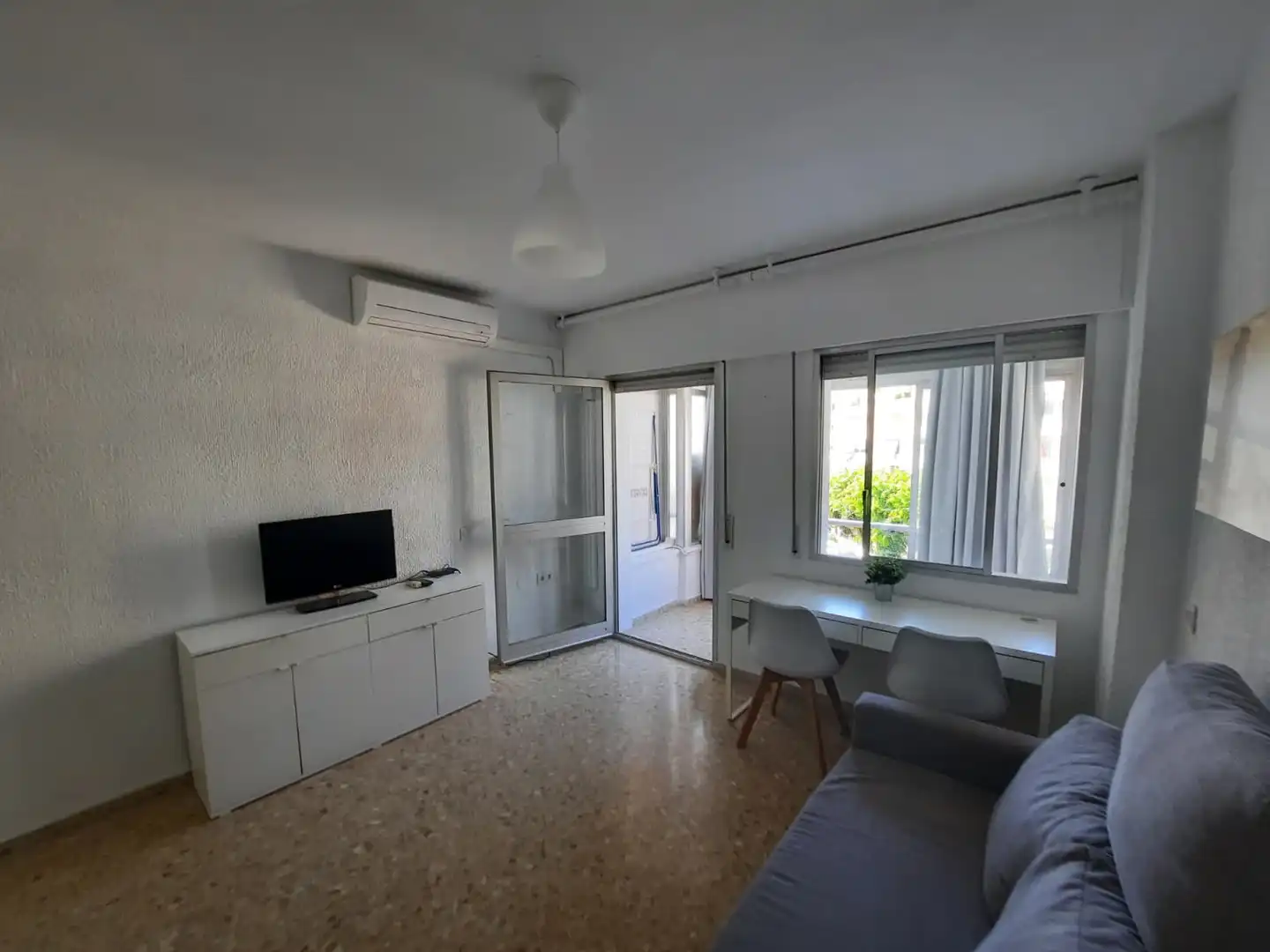 Sala d'estar de Estudi de lloguer en Torremolinos amb Aire condicionat, Calefacció i Terrassa