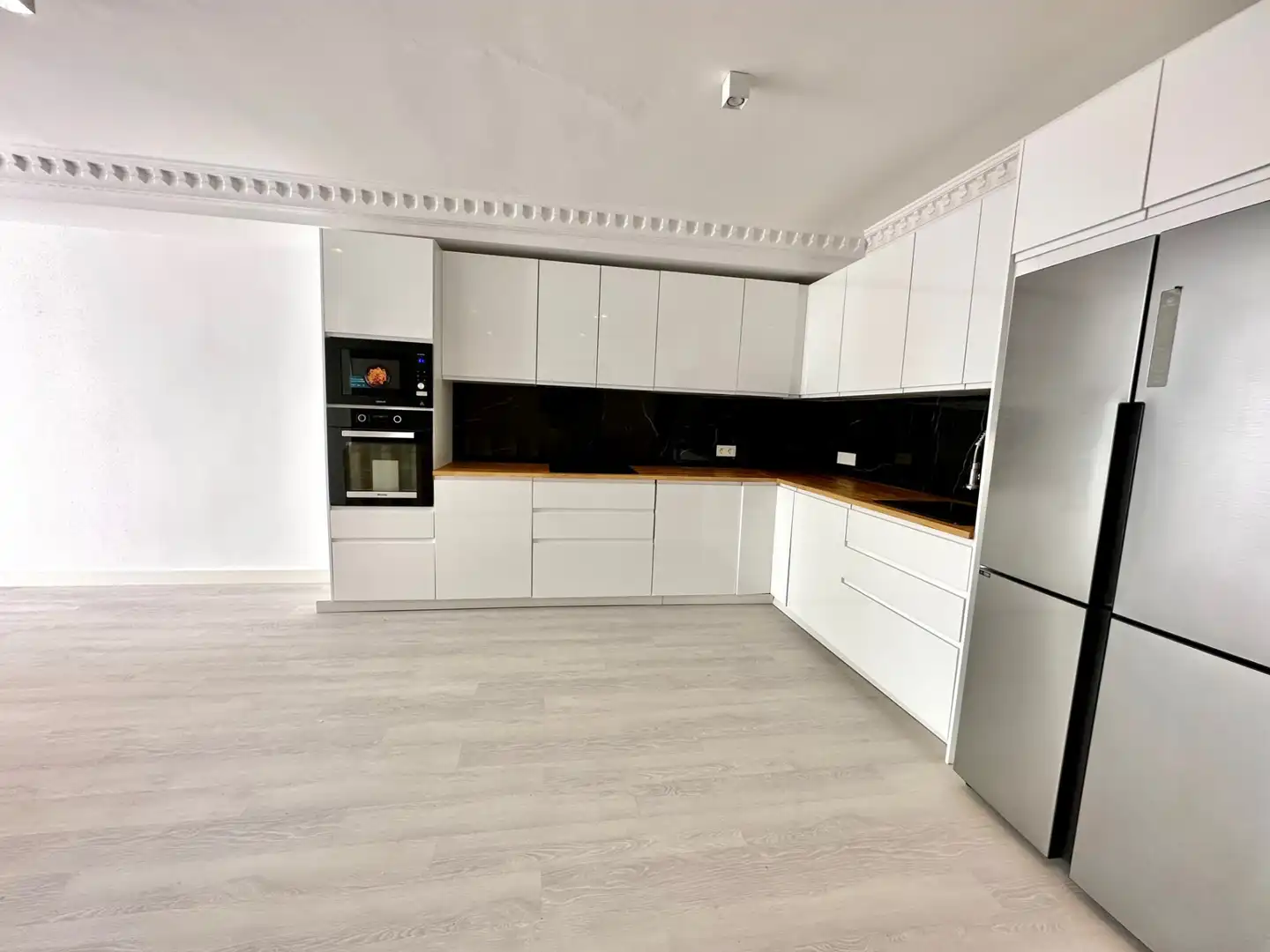 Küche von Einfamilien-Reihenhaus zum Verkauf in Marbella mit Klimaanlage, Privatgarten und Terrasse