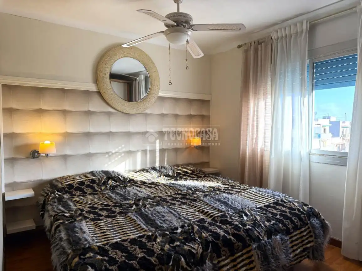 Schlafzimmer von Dachboden zum Verkauf in Vilanova i la Geltrú mit Parkett, Terrasse und Möbliert