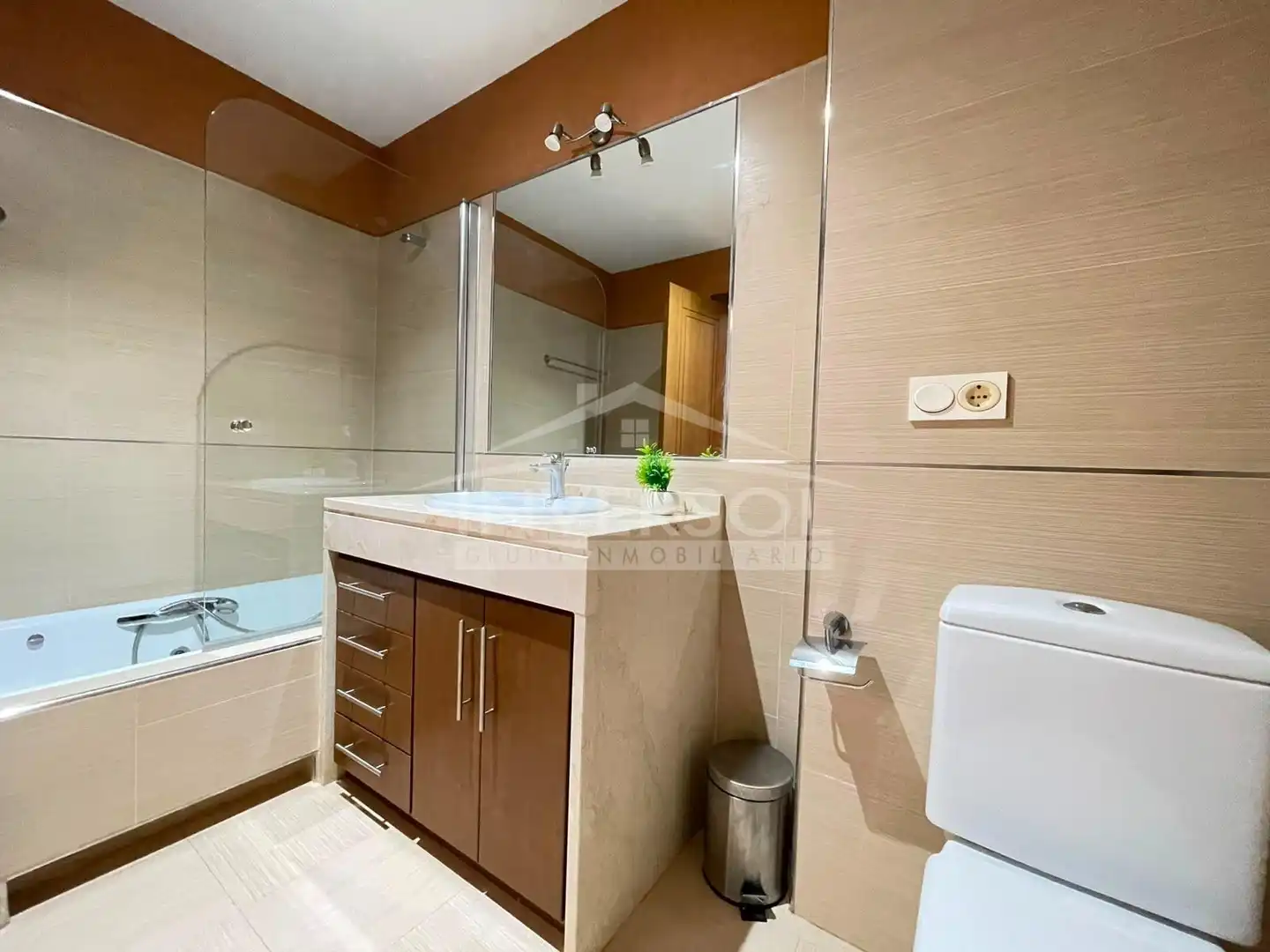 Baño de Piso en venta en El Ejido con Terraza, Horno y Balcón