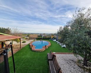 Piscina de Casa o xalet en venda en Lora del Río amb Aire condicionat i Piscina