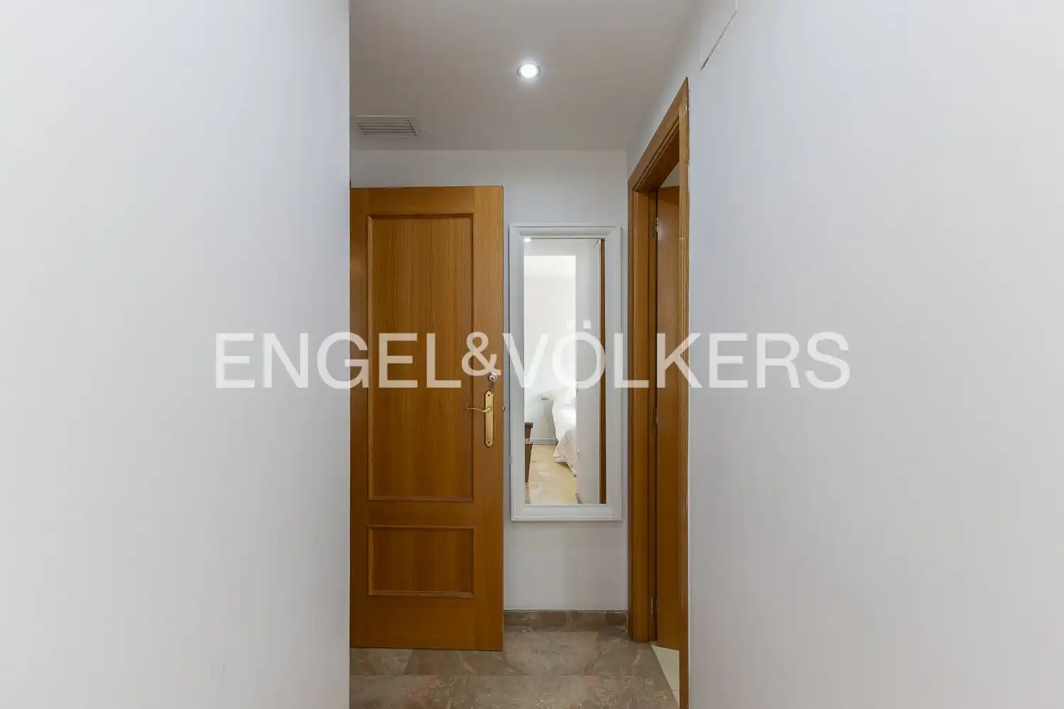 Wohnung zum Verkauf in Valencia mit Klimaanlage, Heizung und Privatgarten
