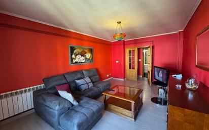 Living room of Flat for sale in O Barco de Valdeorras    with Heating, Terrace and Balcony
