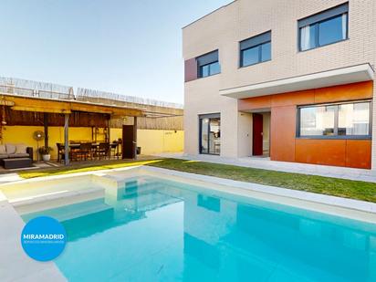 Swimming pool of Single-family semi-detached for sale in Paracuellos de Jarama  with Air Conditioner, Private garden and Swimming Pool