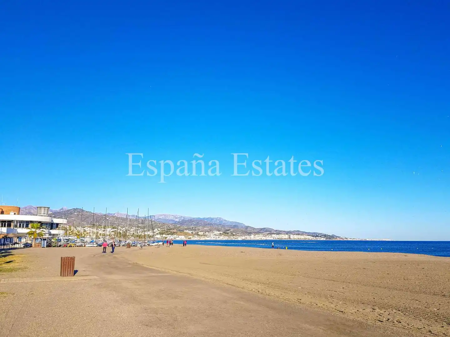 Vista exterior de Apartamento en venta en Vélez-Málaga con Piscina, Amueblado y Internet