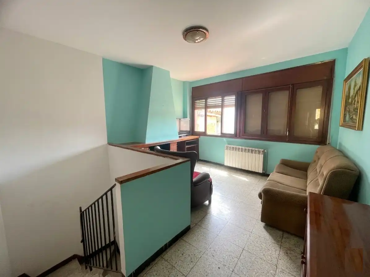 Sala d'estar de Casa adosada en venda en Les Avellanes i Santa Linya amb Calefacció, Terrassa i Moblat