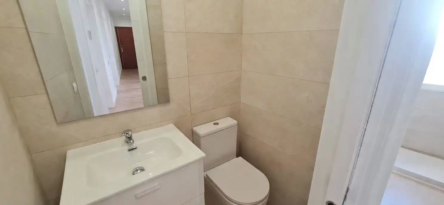 Bathroom of Flat for sale in Madrid  with Air Conditioner and Heating
