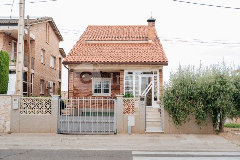 Vista exterior de Casa o xalet en venda en  Lleida Capital amb Aire condicionat, Calefacció i Jardí privat