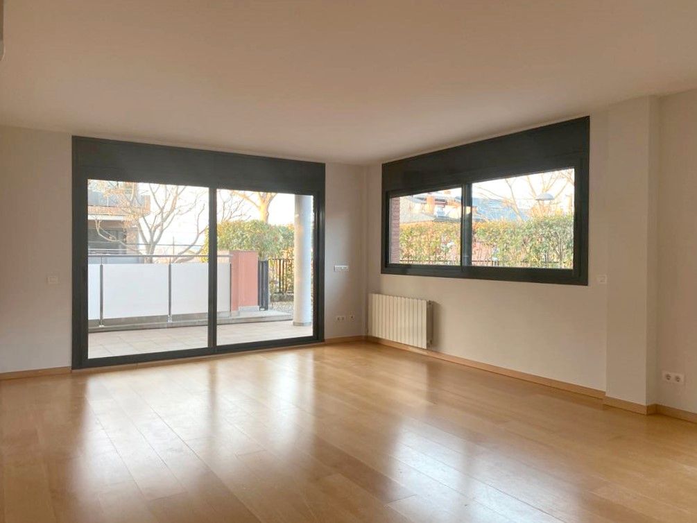 Sala d'estar de Planta baixa en venda en Sant Cugat del Vallès amb Aire condicionat, Calefacció i Jardí privat