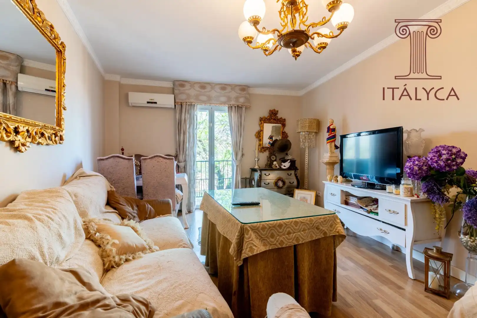 Living room of Flat for sale in Sevilla  with Air Conditioner, Heating and Terrace
