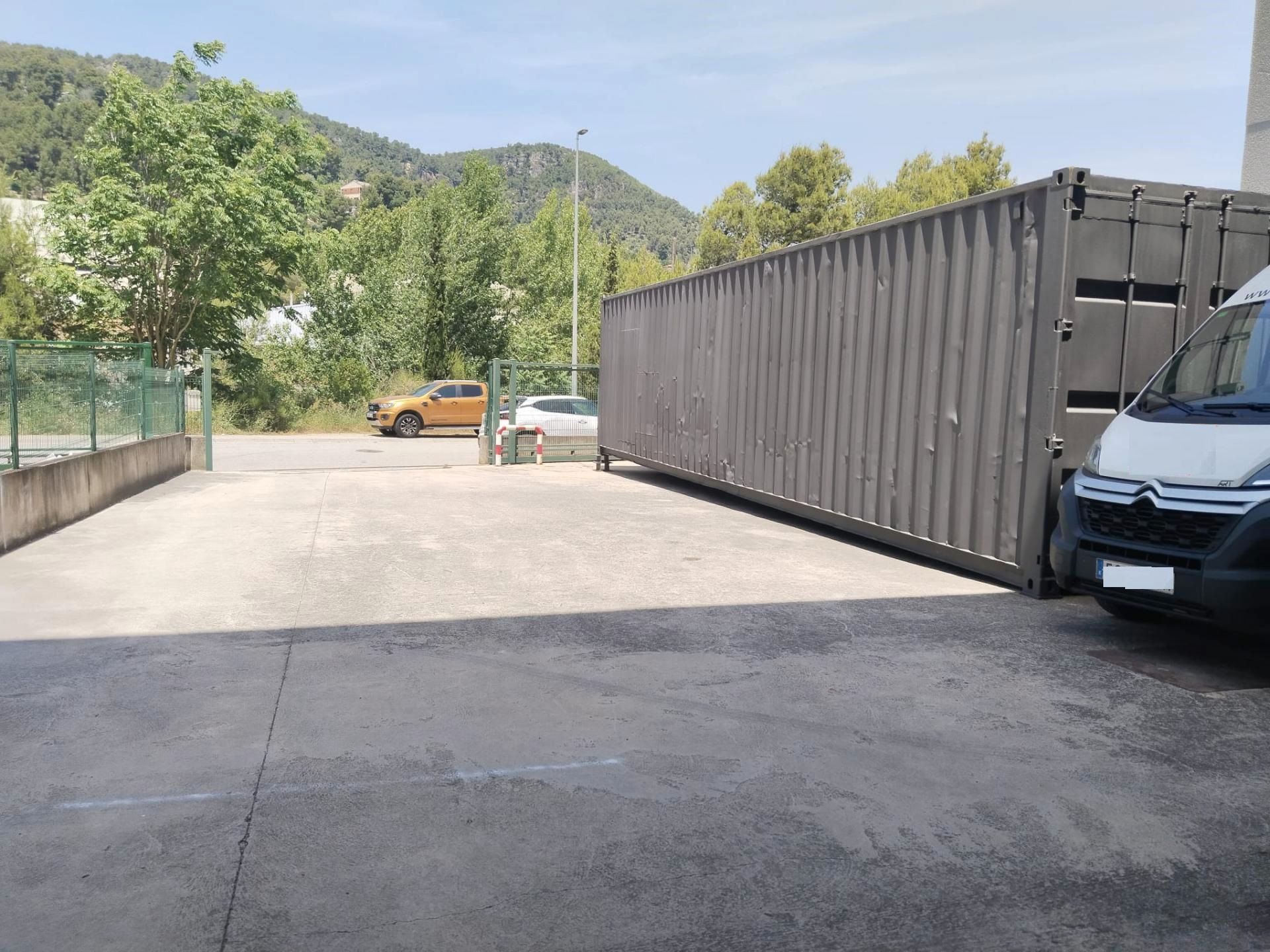 Aparcament de Nau industrial en venda en Vallirana amb Alarma