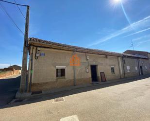 Exterior view of House or chalet for sale in Villamandos  with Private garden