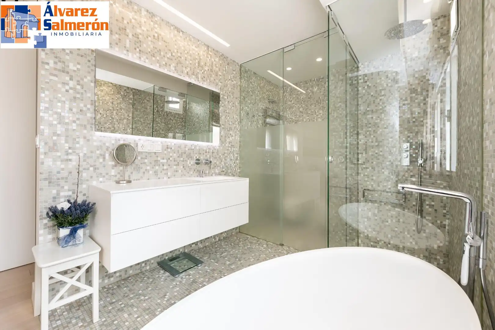 Bathroom of Flat for sale in Granada  with Air Conditioner