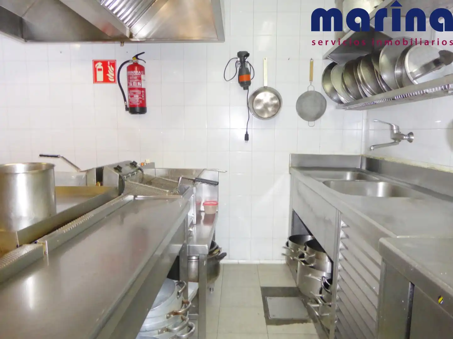 Cuina de Local en venda en  Pamplona / Iruña amb Calefacció, Terrassa i Moblat