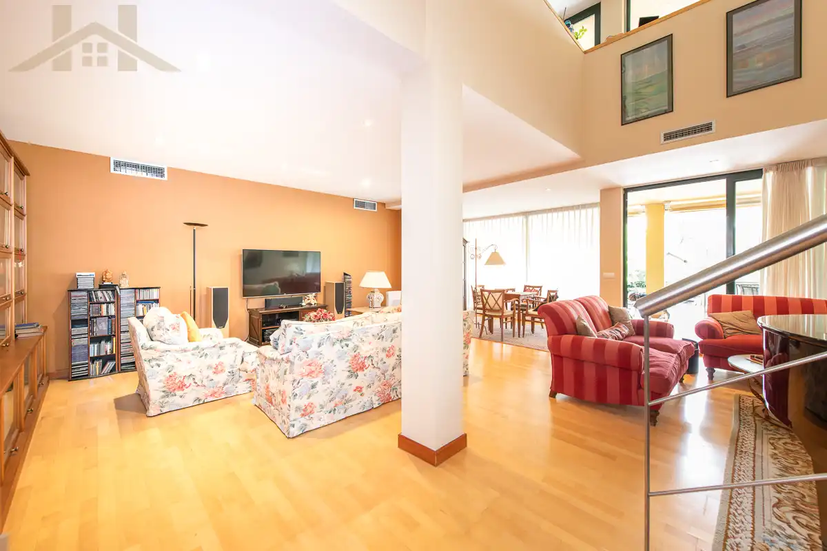 Sala de estar de Casa o chalet en venta en Tres Cantos con Aire acondicionado, Calefacción y Jardín privado