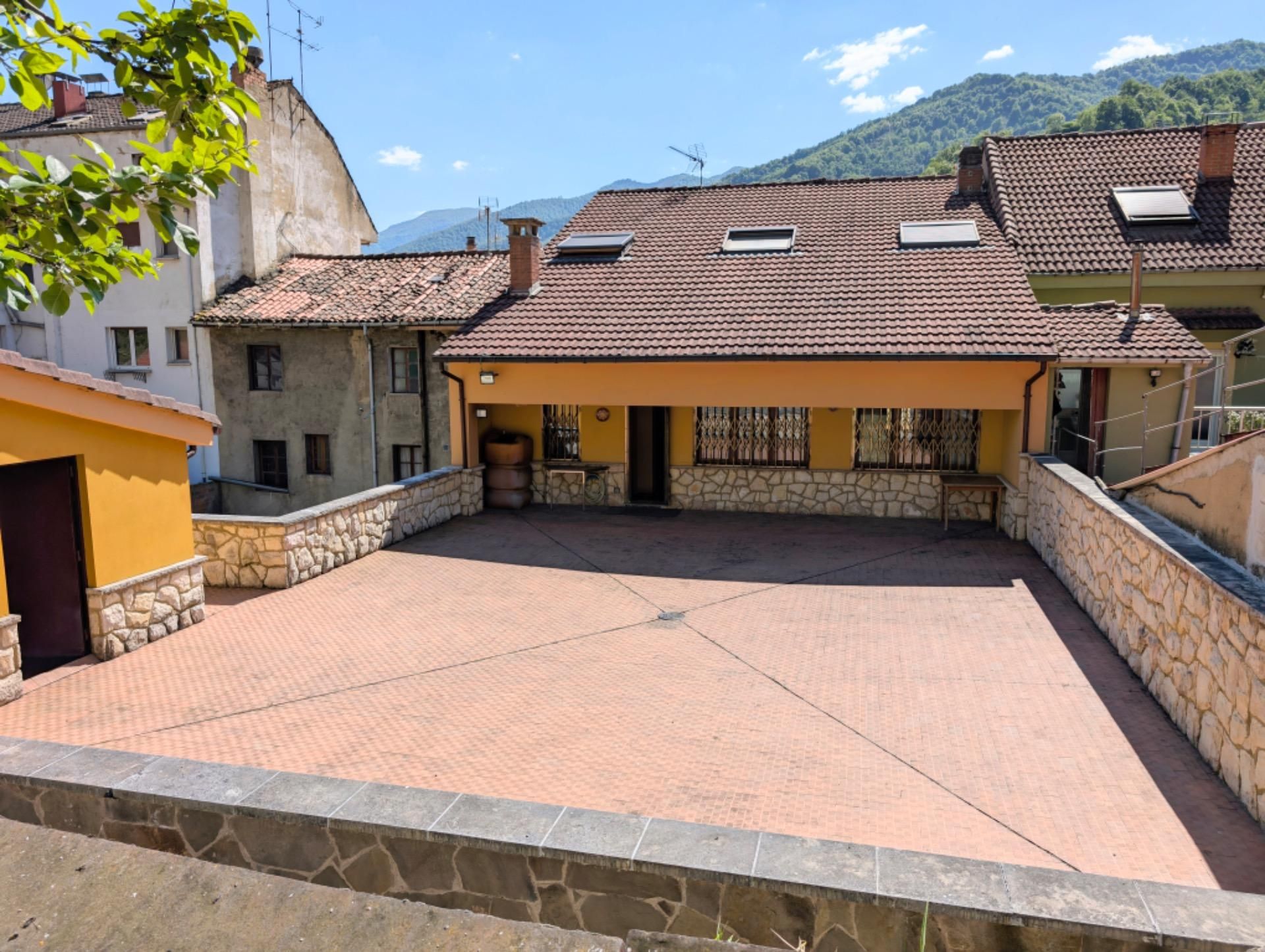 Vista exterior de Casa o xalet en venda en Aller amb Calefacció, Jardí privat i Terrassa