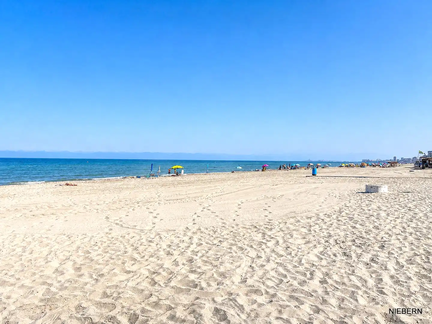 Vista exterior de Pis en venda en La Manga del Mar Menor amb Moblat, Balcó i Piscina comunitària