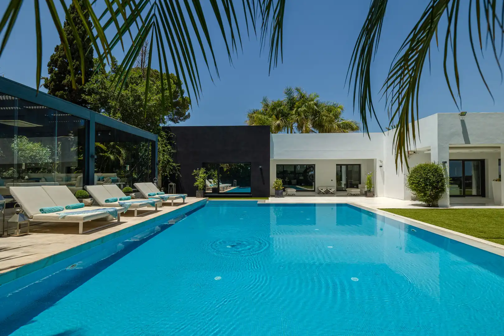 Piscina de Casa o xalet en venda en Nueva Andalucía