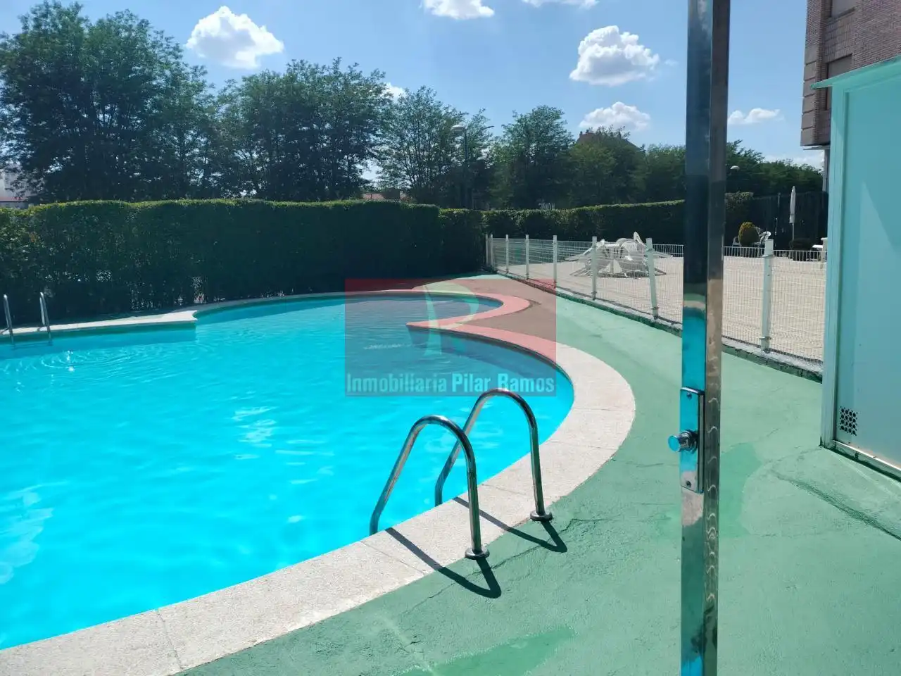 Piscina de Piso en venta en León Capital  con Calefacción, Parquet y Trastero