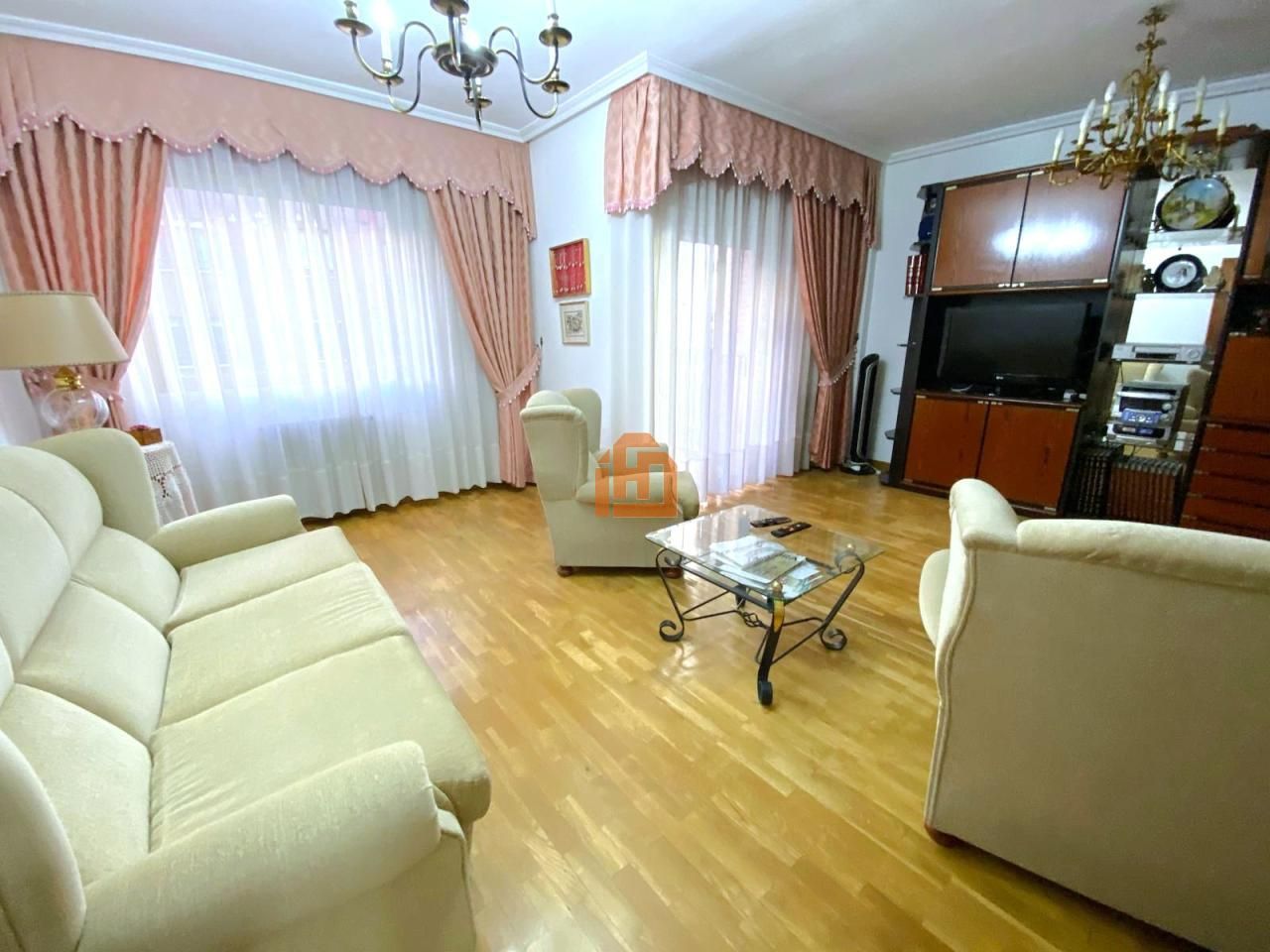 Sala d'estar de Apartament en venda en León Capital  amb Calefacció, Traster i Moblat