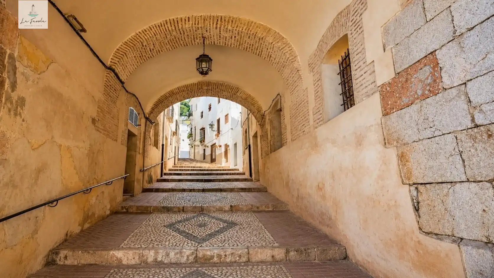 Vista exterior de Casa adosada en venda en Archidona amb Jardí privat i Moblat