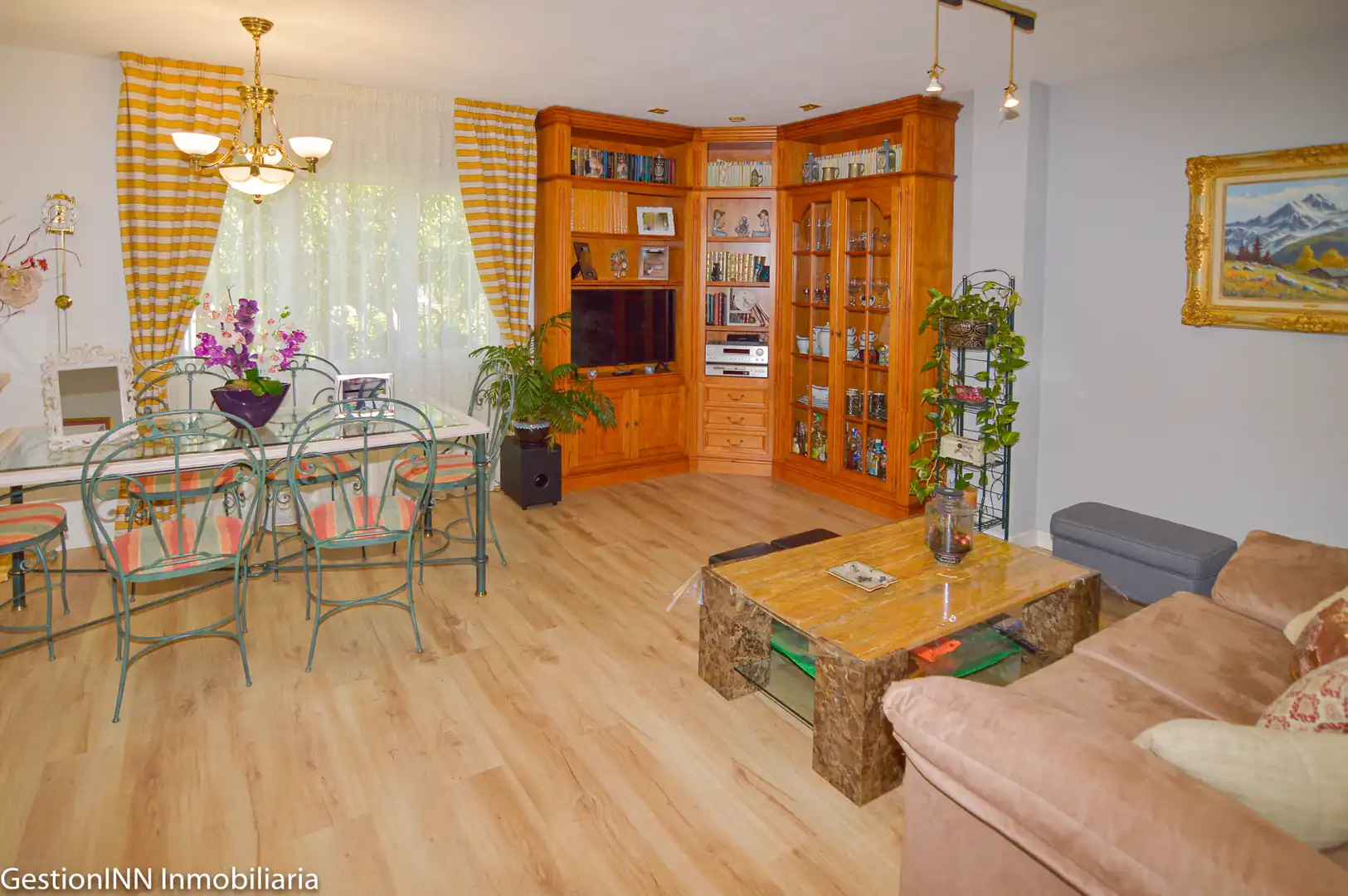 Sala de estar de Casa adosada en venta en Valdemorillo con Calefacción, Jardín privado y Parquet