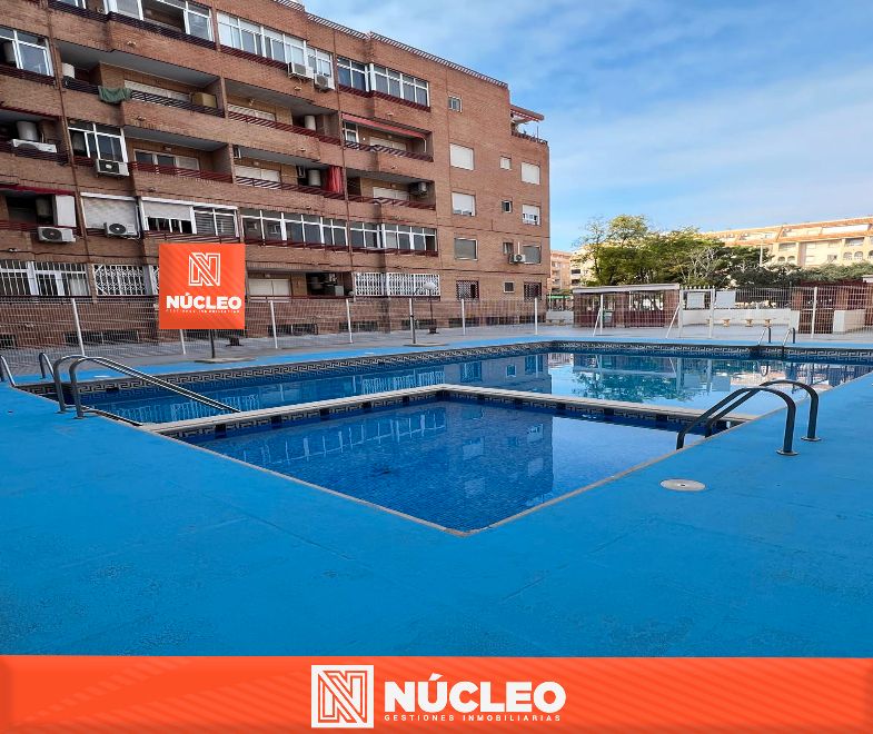 Piscina de Pis en venda en Torrevieja amb Terrassa, Moblat i Rentadora