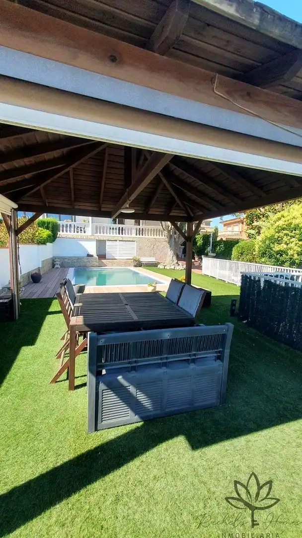 Schwimmbecken von Einfamilien-Reihenhaus zum Verkauf in Castelldefels mit Klimaanlage, Heizung und Privatgarten
