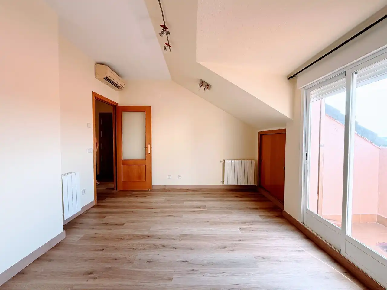 Habitación de Ático de alquiler en Paracuellos de Jarama con Terraza, Horno y Lavadora