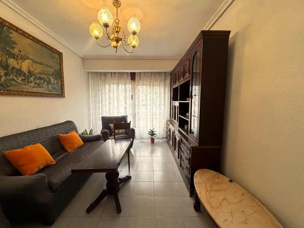 Sala de estar de Piso de alquiler en Los Corrales de Buelna  con Amueblado
