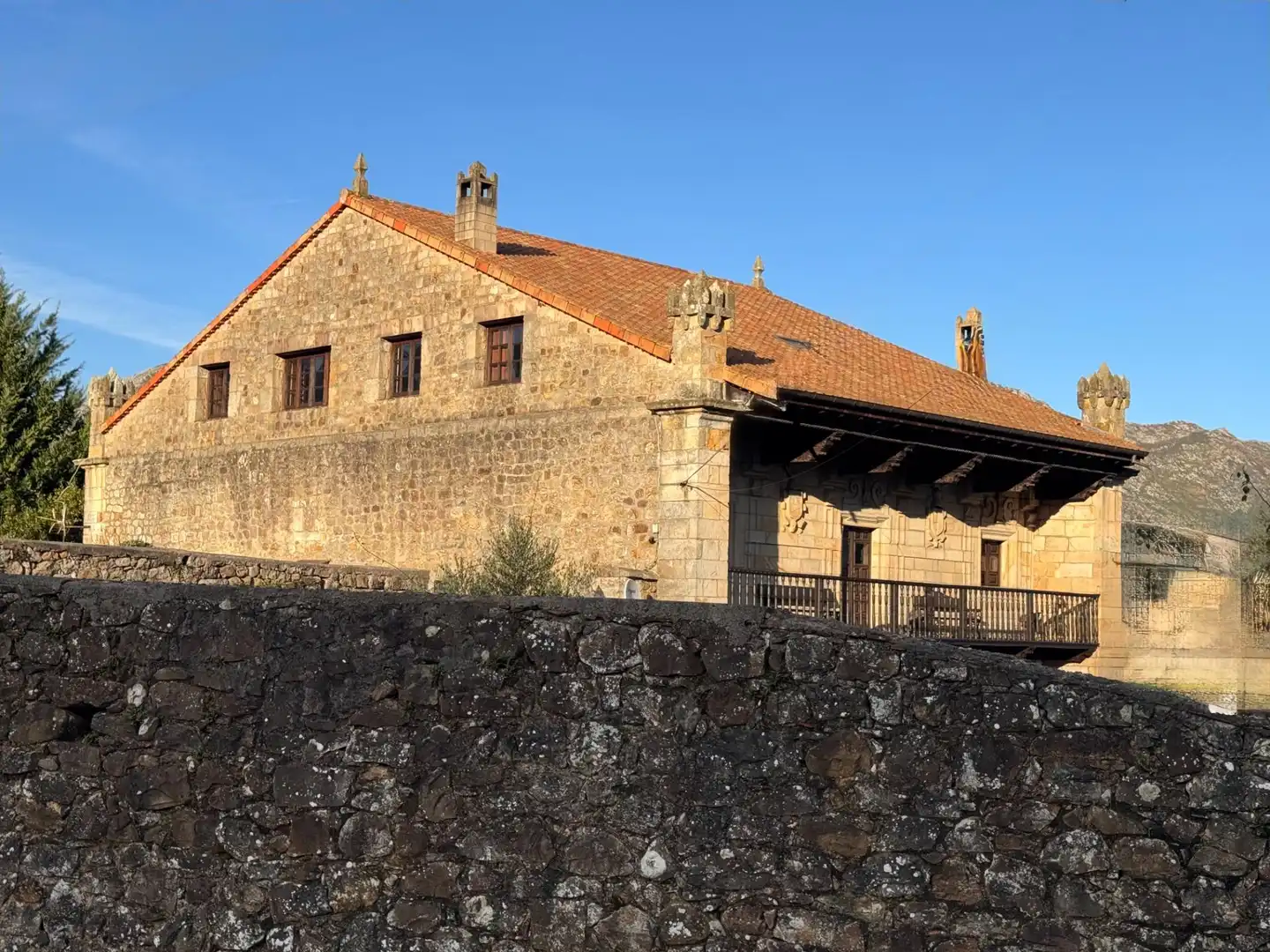 Vista exterior de Casa o chalet en venta en Los Corrales de Buelna  con Calefacción, Jardín privado y Terraza