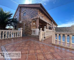 Vista exterior de Casa adosada en venda en Serranillos del Valle amb Aire condicionat, Calefacció i Jardí privat