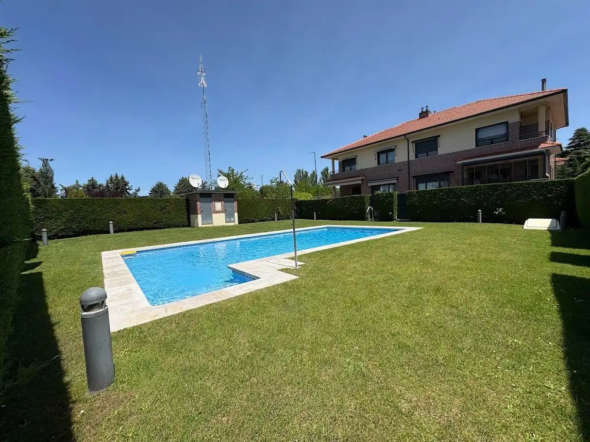 Schwimmbecken von Einfamilien-Reihenhaus zum Verkauf in Valladolid mit Klimaanlage, Heizung und Privatgarten
