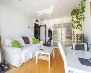 Sala d'estar de Apartament en venda en  Madrid Capital amb Aire condicionat, Calefacció i Jardí privat