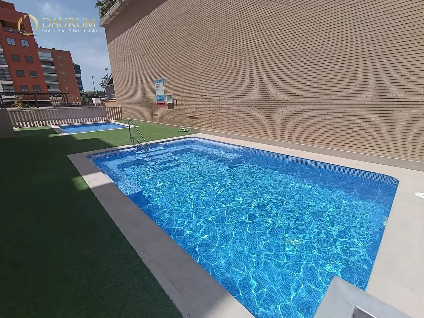 Schwimmbecken von Einfamilien-Reihenhaus zum Verkauf in Elche / Elx mit Klimaanlage, Heizung und Terrasse
