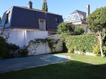 Casa bifamiliare con piscina in vendita a Calle Ángeles de las Heras