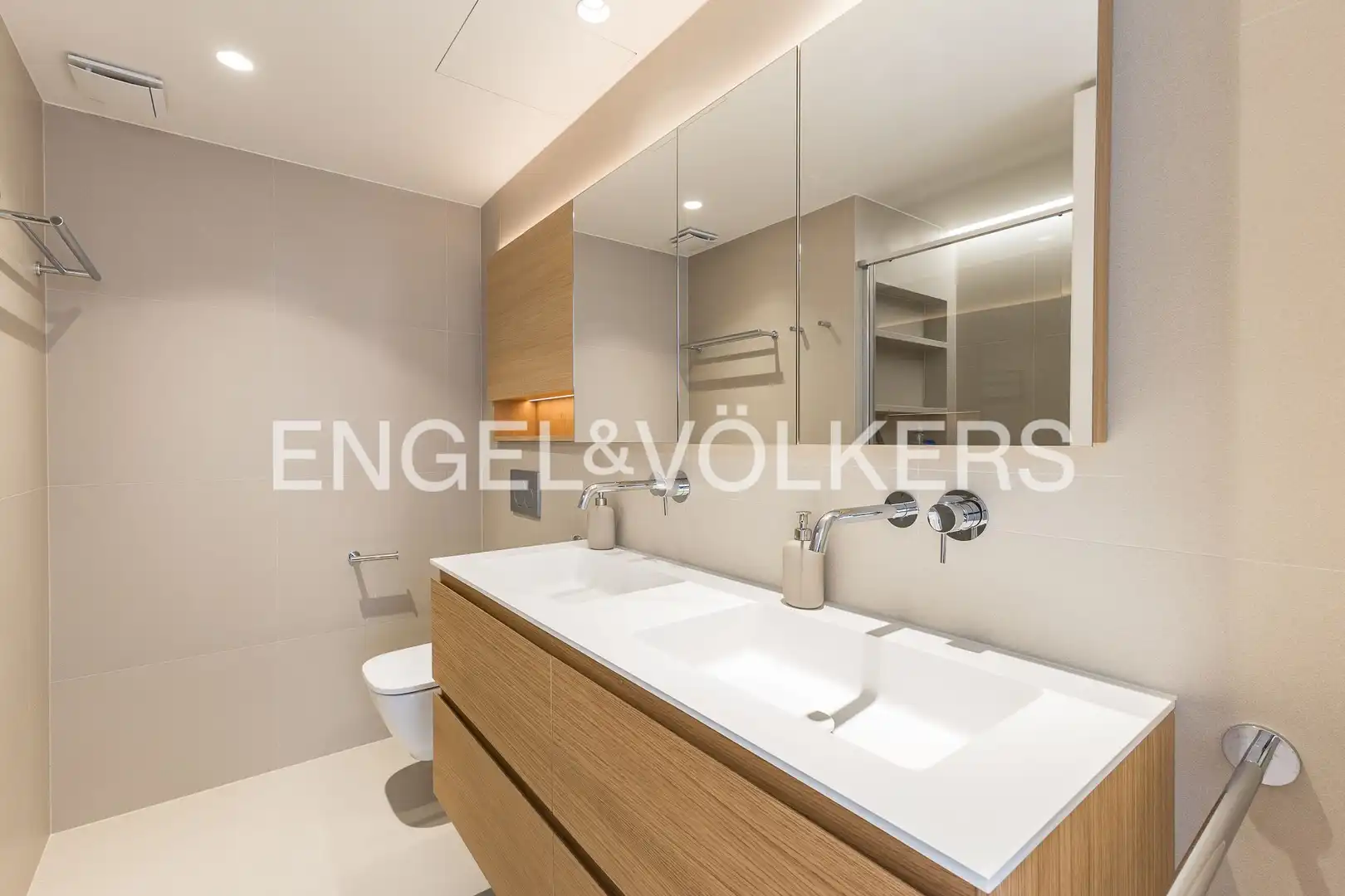 Baño de Piso en venta en Barcelona con Aire acondicionado, Calefacción y Jardín privado