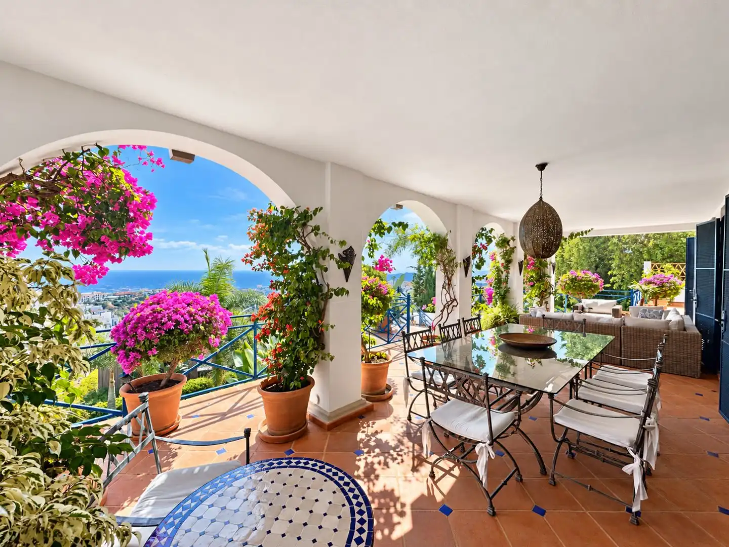 Terrace of Houses for sale in Benahavís  with Air Conditioner, Swimming Pool and Balcony