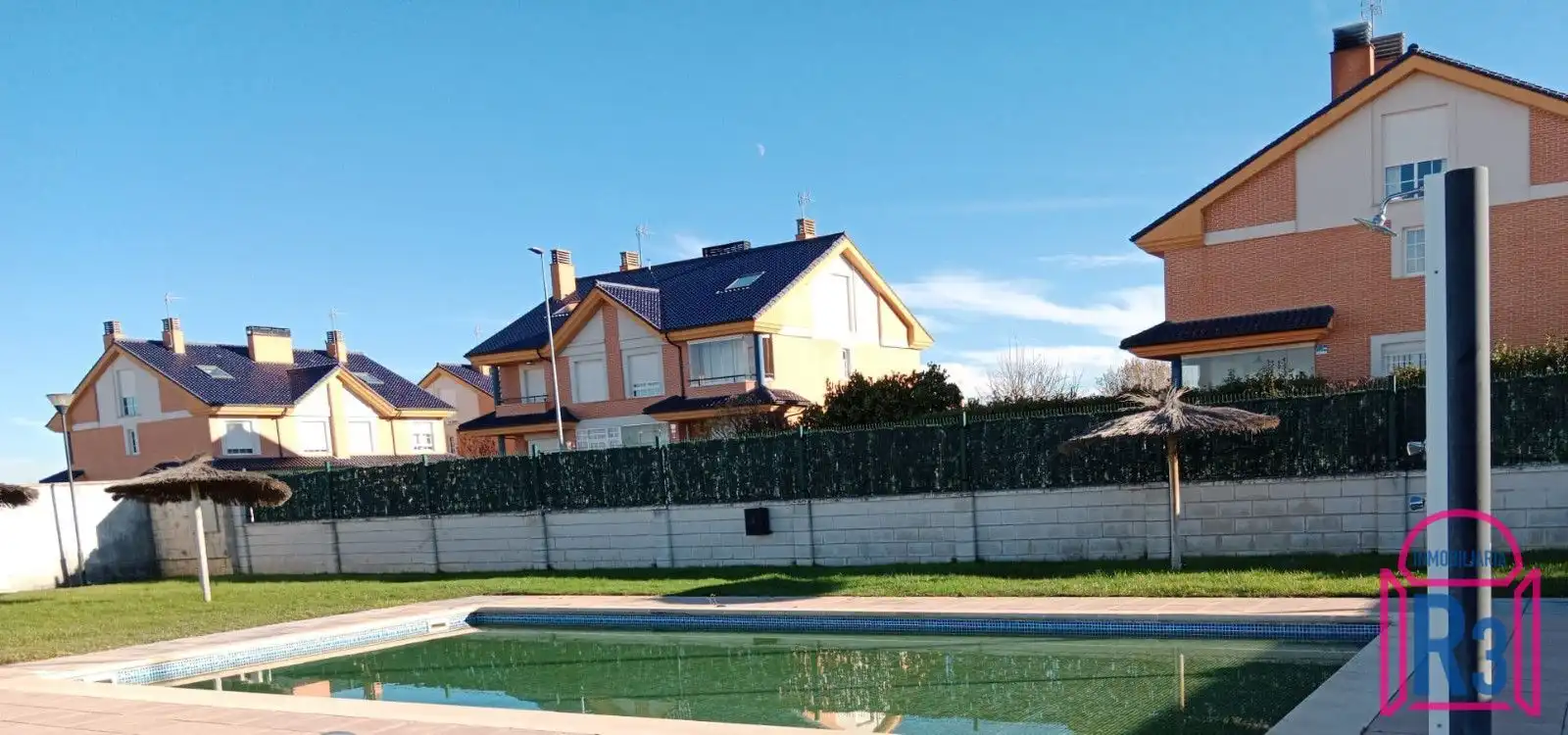 Jardín de Casa adosada en venta en Villaquilambre con Calefacción, Piscina y Amueblado