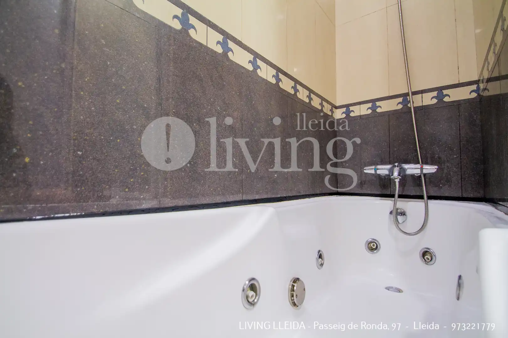 Bathroom of Flat for sale in Lleida  with Air Conditioner, Heating and Furnished