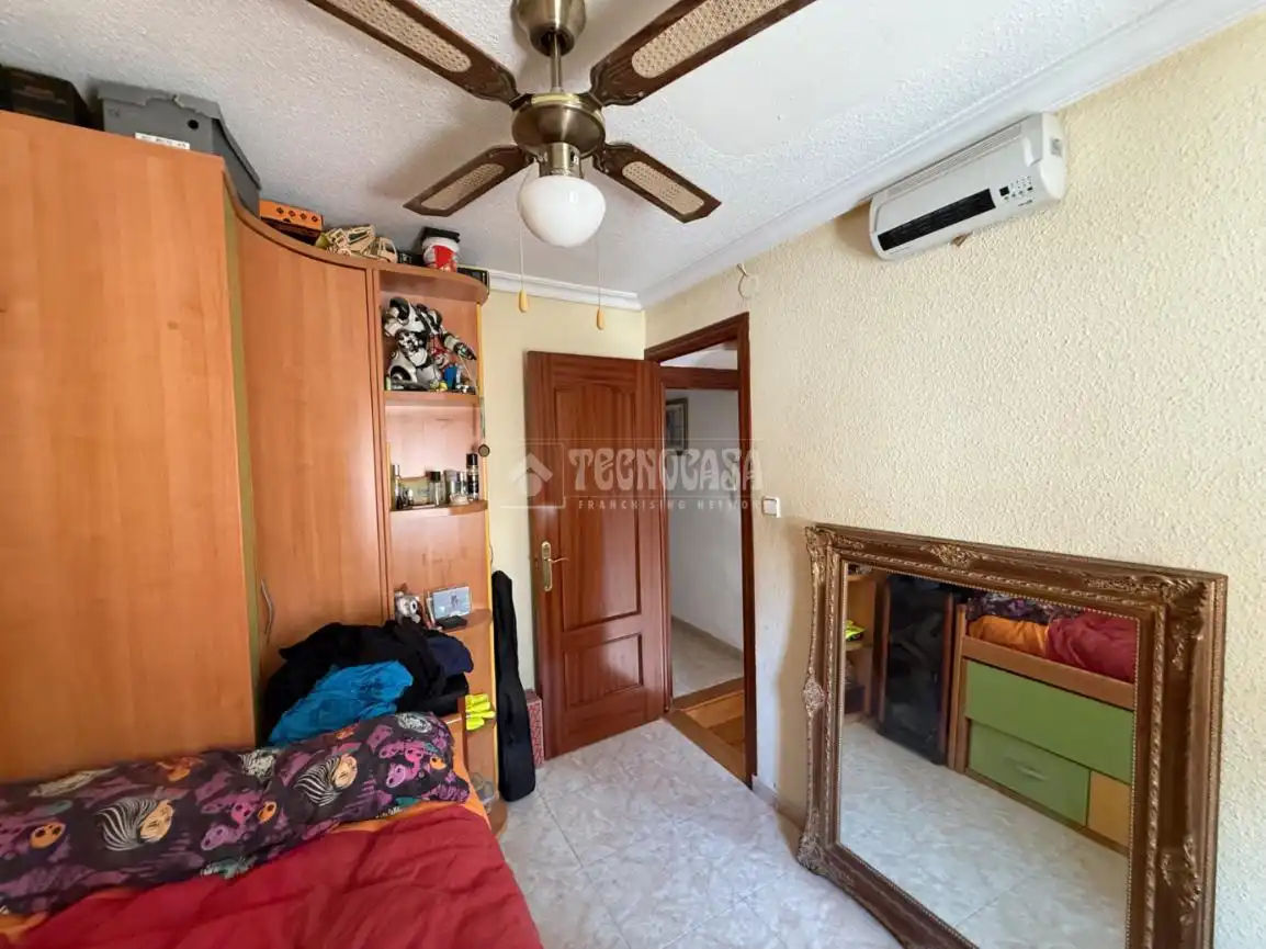 Dormitori de Casa adosada en venda en Jaén amb Terrassa