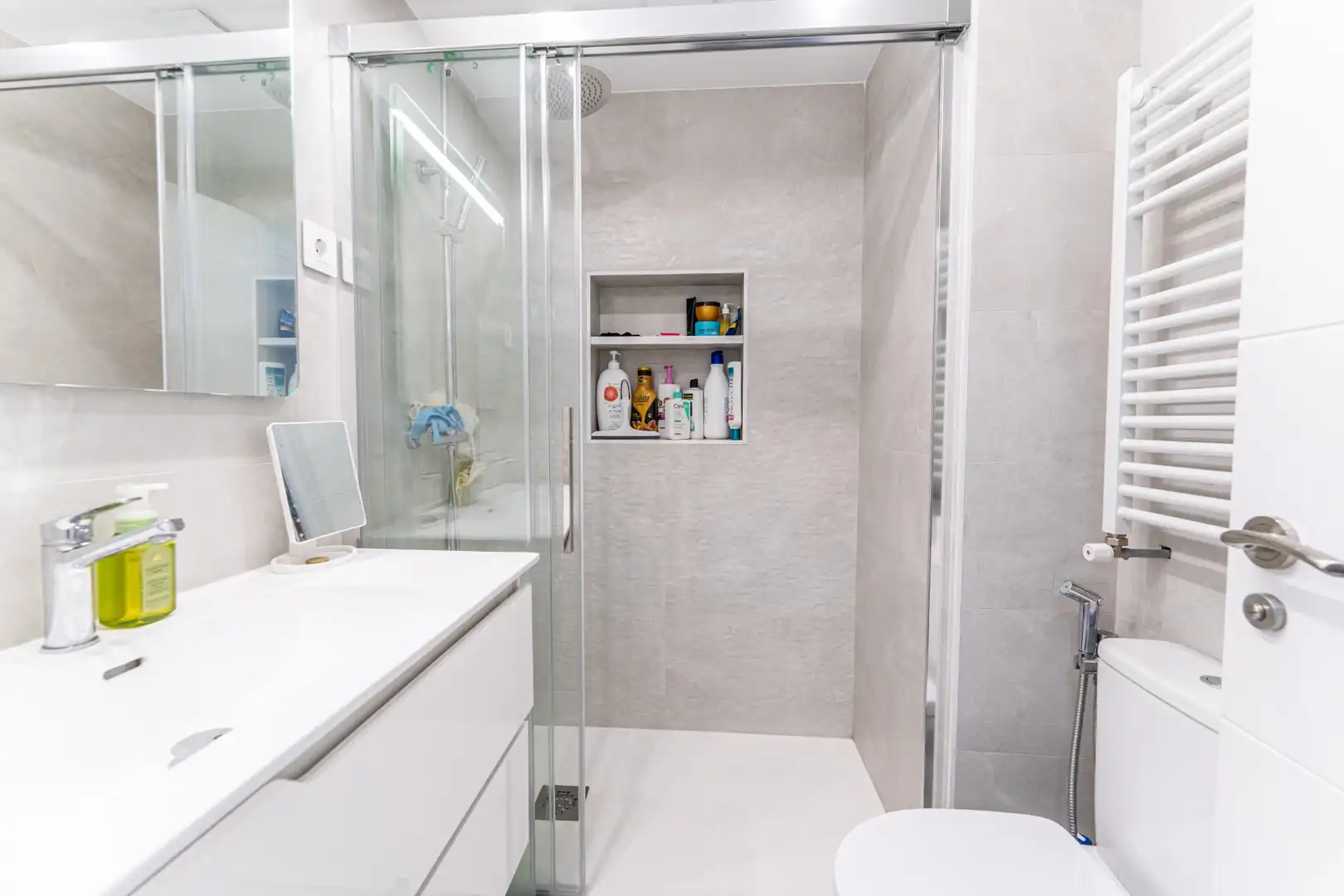 Bathroom of Flat for sale in Móstoles  with Air Conditioner, Heating and Oven