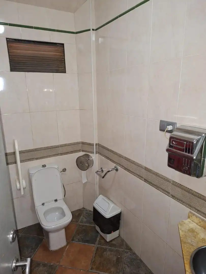 Baño de Local en traspaso en Sevilla
